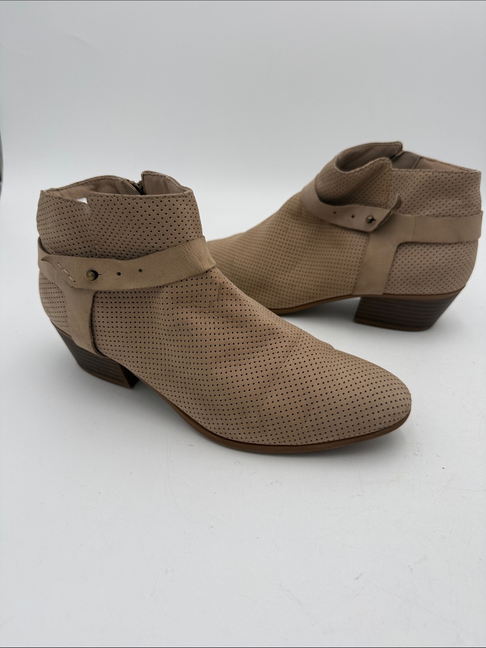 Clarks Women's Beige Perforated Ankle Boots women 9M casual office fall winter